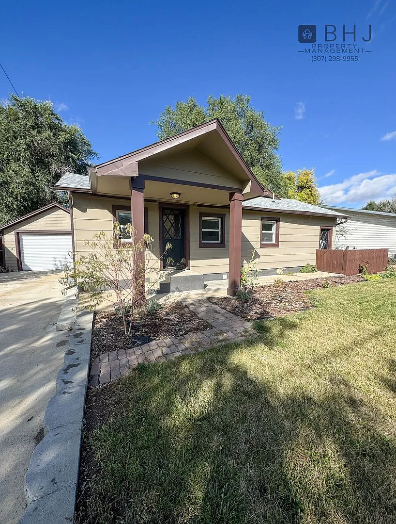 Dog Friendly, 2 Bed/ 1.5 Bath Single Family Home — Photo 1