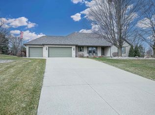 N1365 Woodland Dr, Greenville, WI 54942
