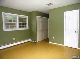 7 1st St, Oakland, NJ 07436