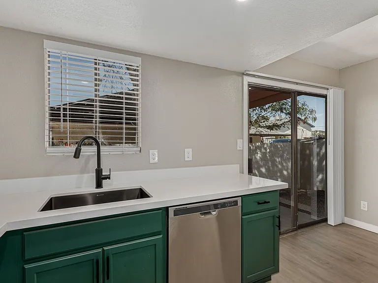 736 S Farmer Ave — Photo 29