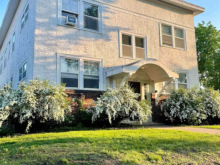 1516 Grand Apartments — Photo 9