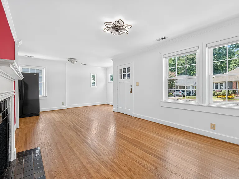 2113 Scott Ave — Photo 5