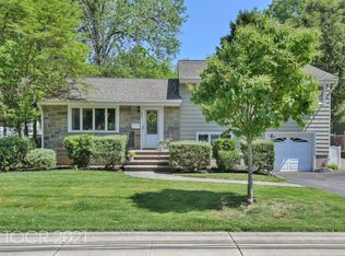 337 Racetrack Rd, Ho Ho Kus, NJ 07423