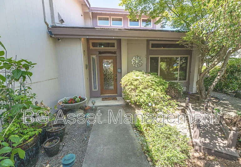 1830 Weir Dr — Photo 2