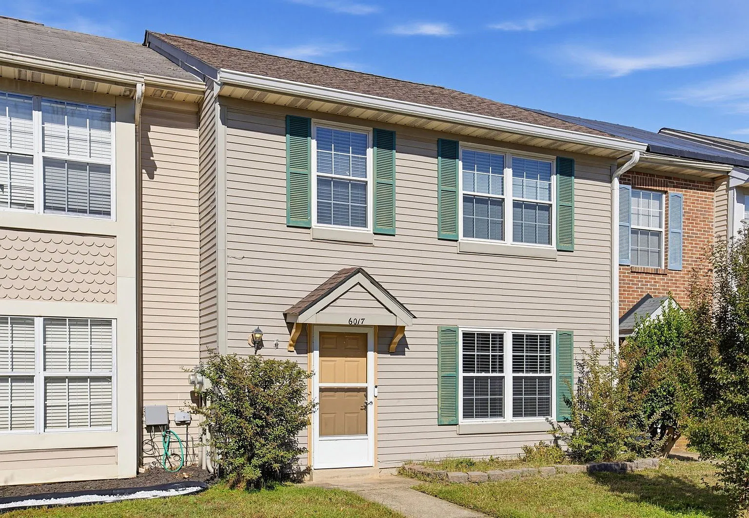3 bed, 3.0 bath, 1496 sqft, $2,400 — Photo 2