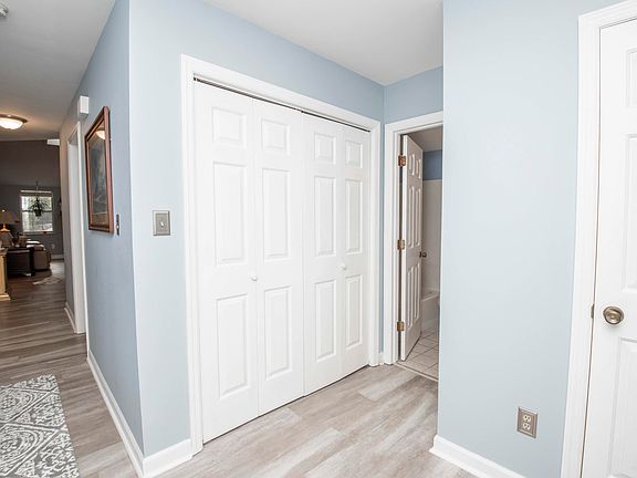 3rd image of 445 Amanda Cir