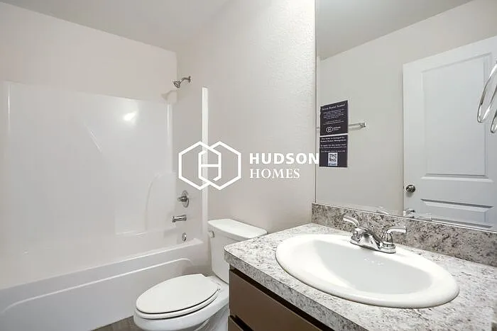 2214 Henry St — Photo 10