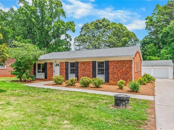 1519 Runabout Rd, Pfafftown, NC 27040