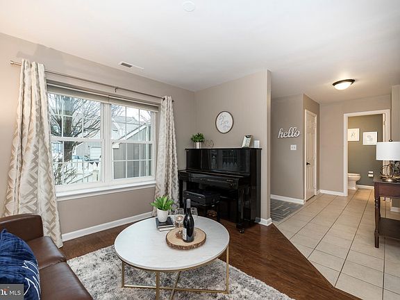 5th image of 111 Evergreen Ct