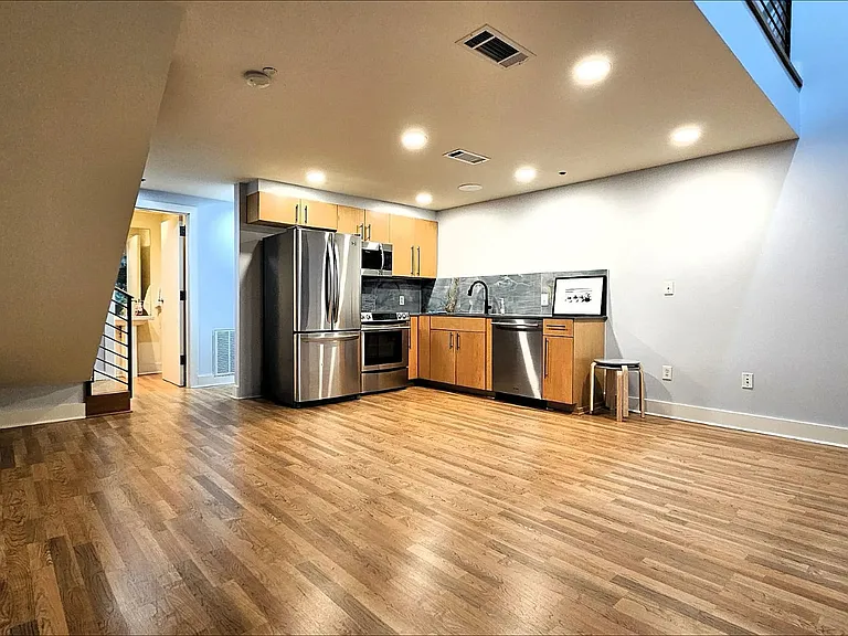 301 NE 4th St #1 — Photo 4