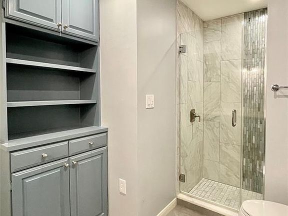 5th image of 1311 Antoine Dr APT 208