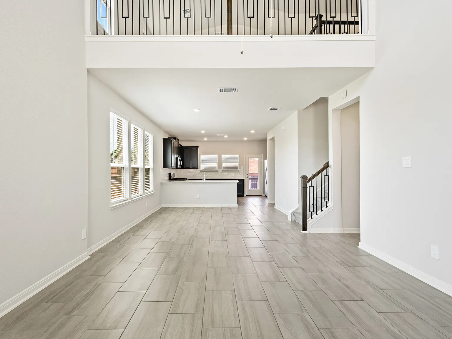 4 bed, 3.5 bath, 2403 sqft, $2,400 — Photo 3