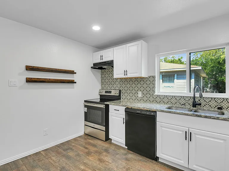 818 N Virginia St — Photo 20