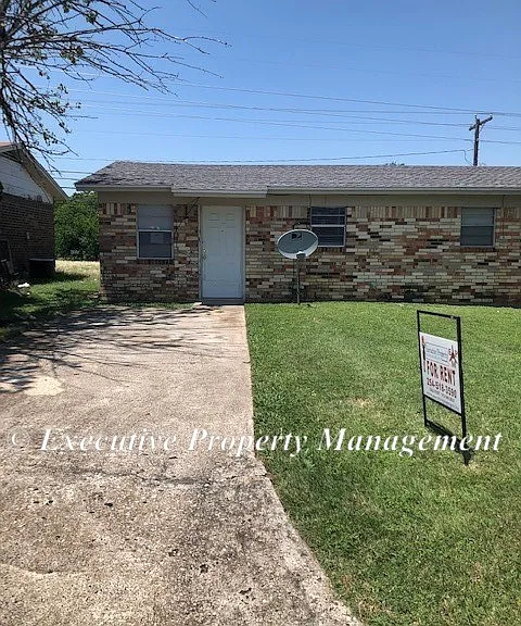 410 Sunset Ln — Photo 1