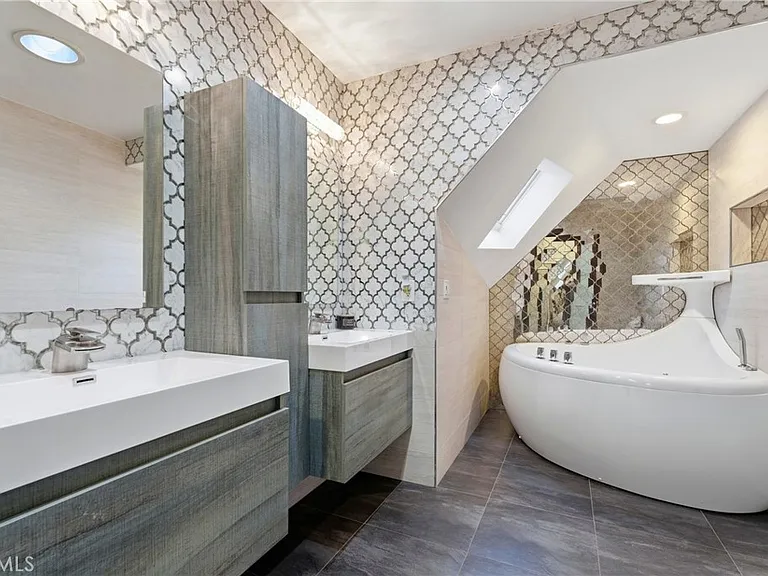 5836 Winnetka Ave — Photo 8