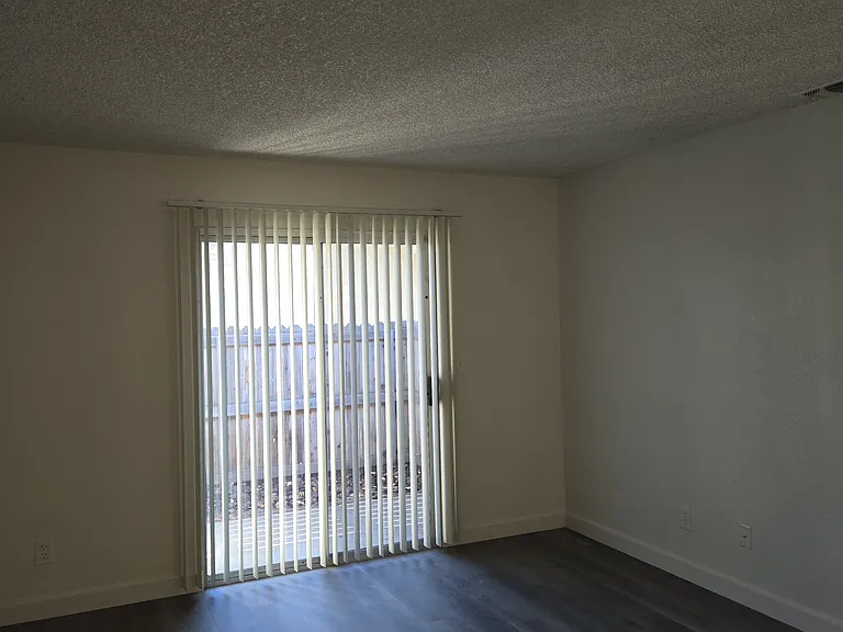 Maple Leaf Apartments — Photo 15