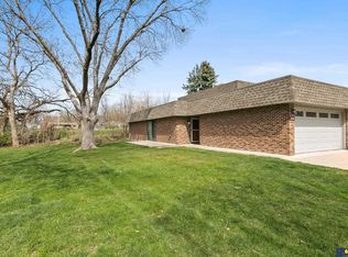 3340 Neerpark Dr, Lincoln, NE 68506