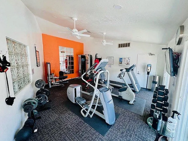 Bella Vista Apartments — Photo 22