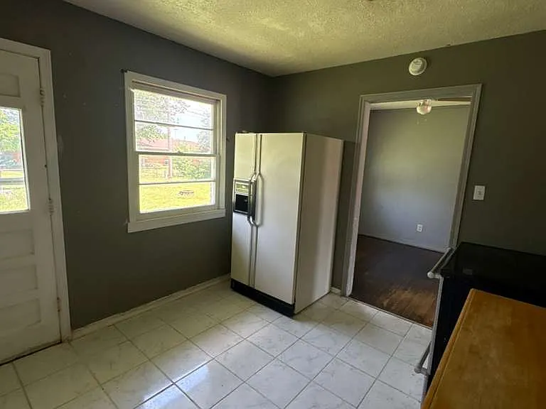 2200 Clary Dr — Photo 2