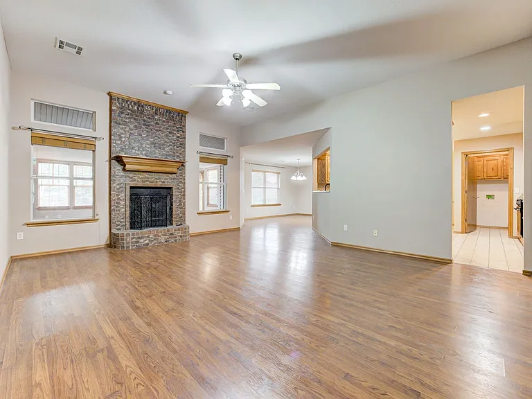 605 Eastview Dr — Photo 7