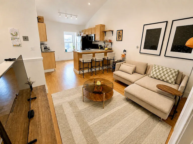 645 E 7th St #3 — Photo 1
