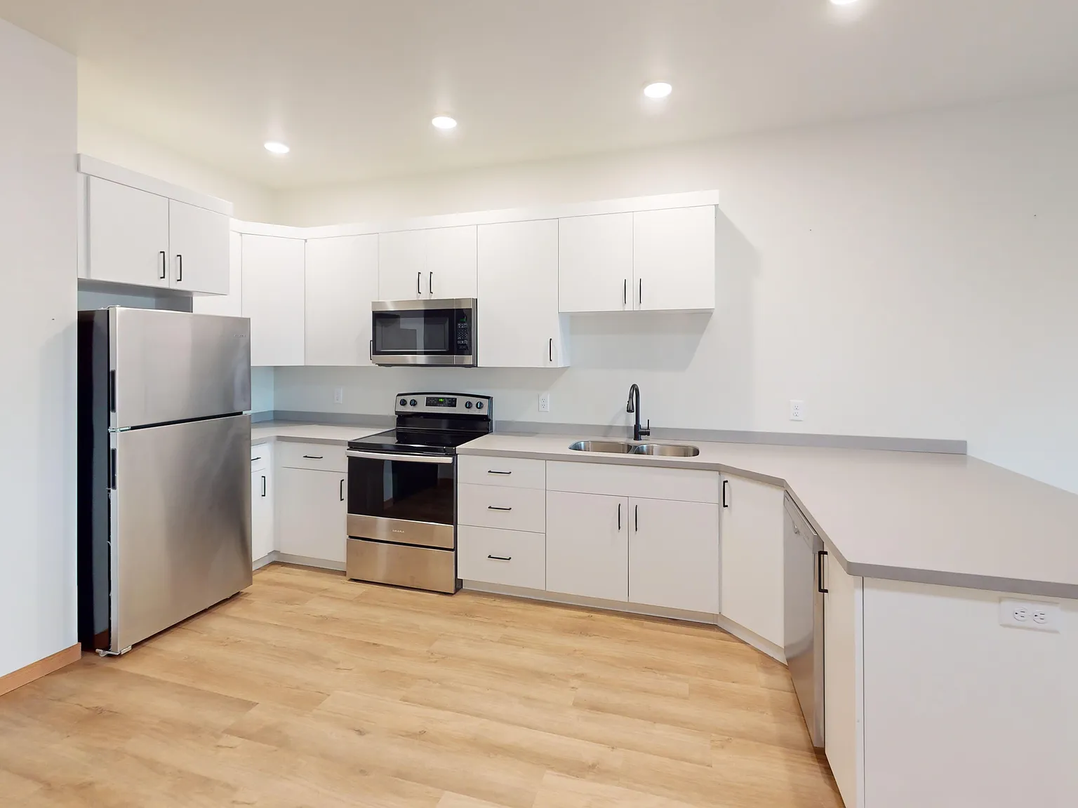 1 bed, 1.5 bath, 590 sqft, $980 — Photo 2