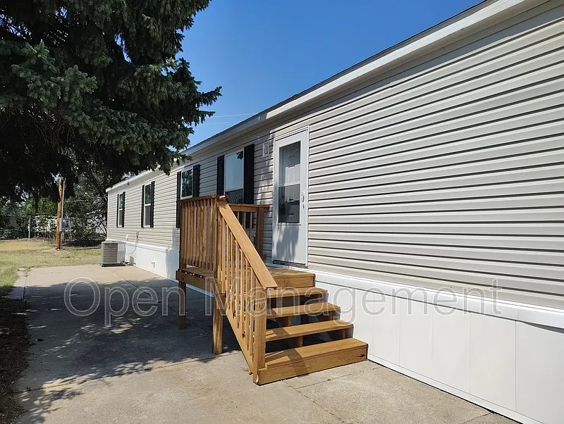 3 bed, 2.0 bath, 1120 sqft, $1,049 — Photo 3