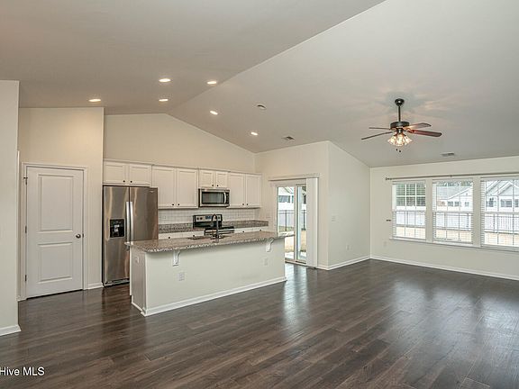 5th image of 929 Brewster Court SW