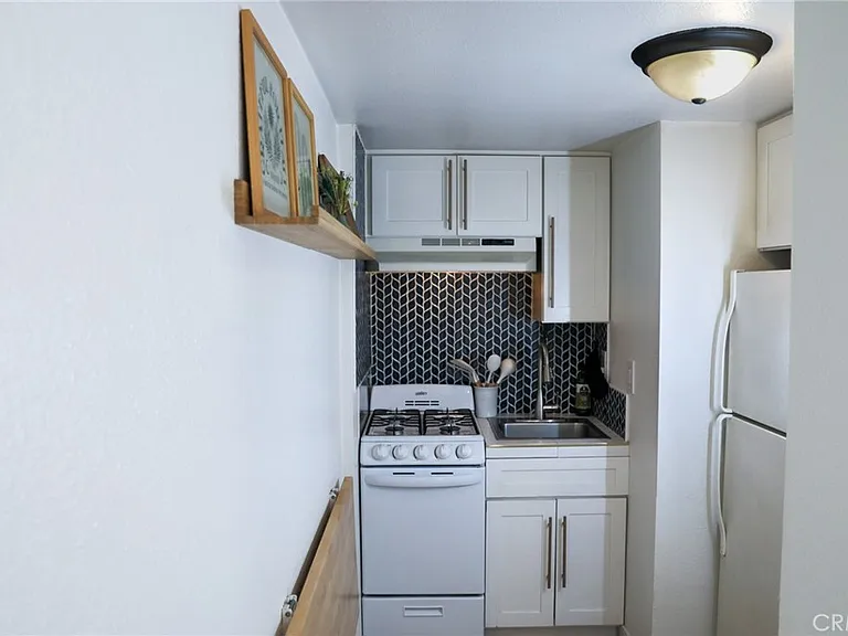 160 Avenida Florencia #B — Photo 10