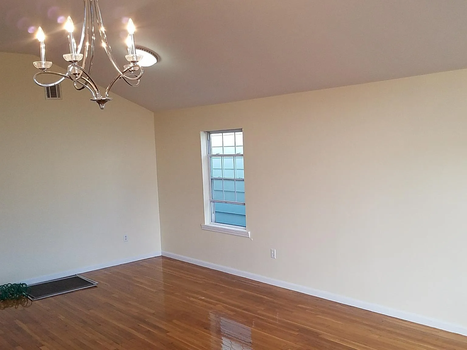 3 bed, 1300 sqft, $3,000 — Photo 3