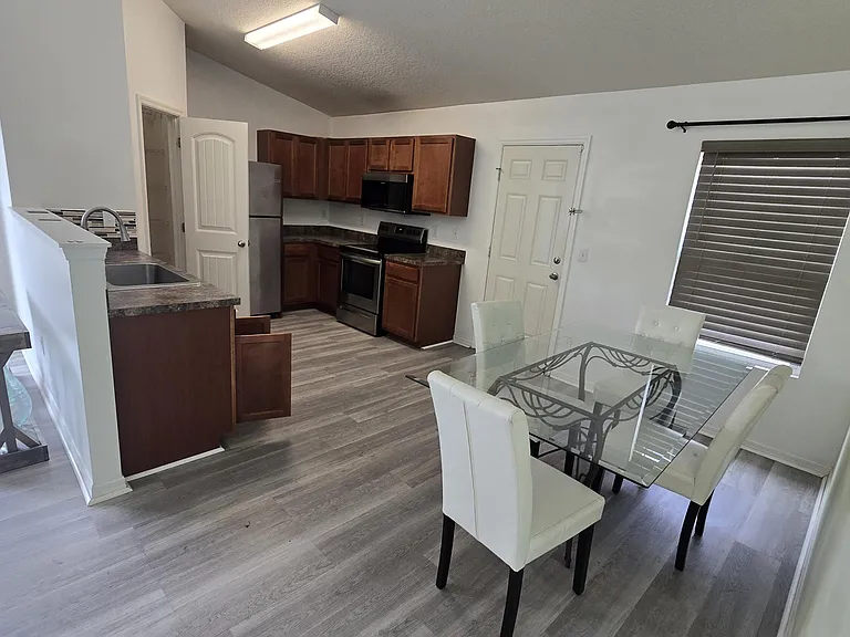 1832 SW Cameo Blvd — Photo 8