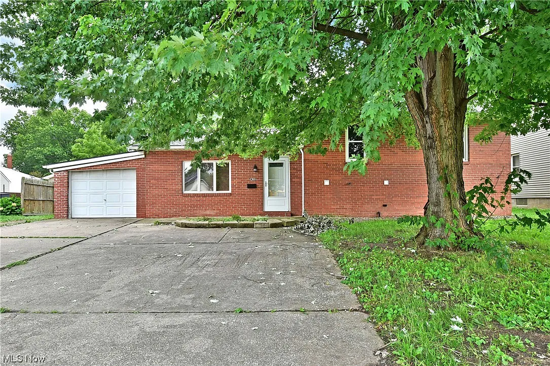 1432 Elm Rd NE photo 1