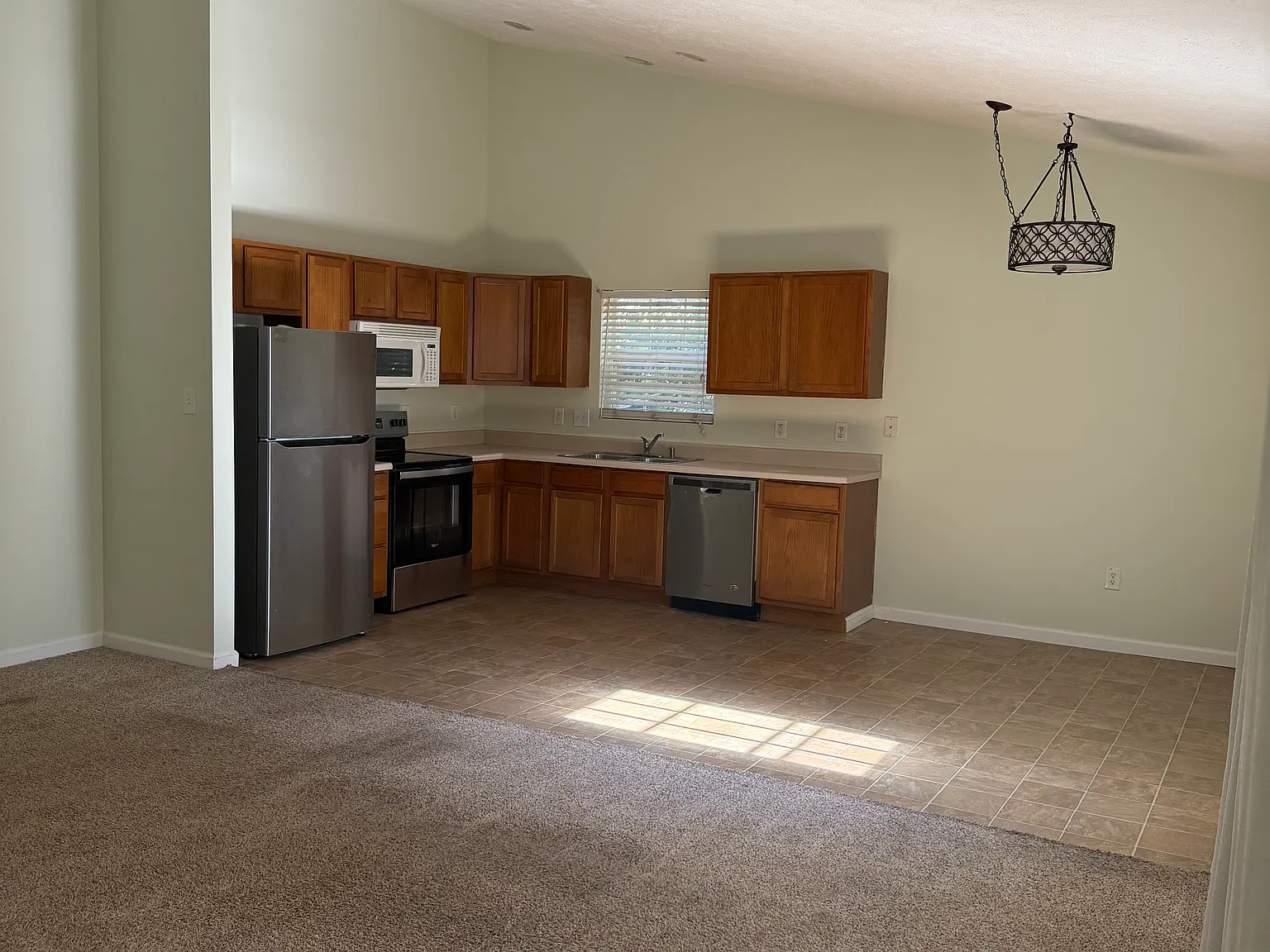 3 bed, 1175 sqft, $2,100 — Photo 3