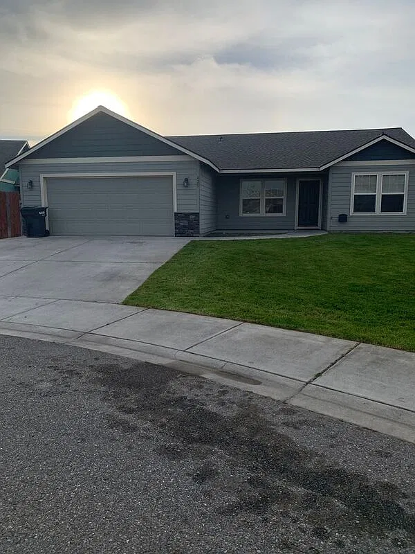 3 bed, 2.0 bath, 1432 sqft, $2,250 — Photo 1