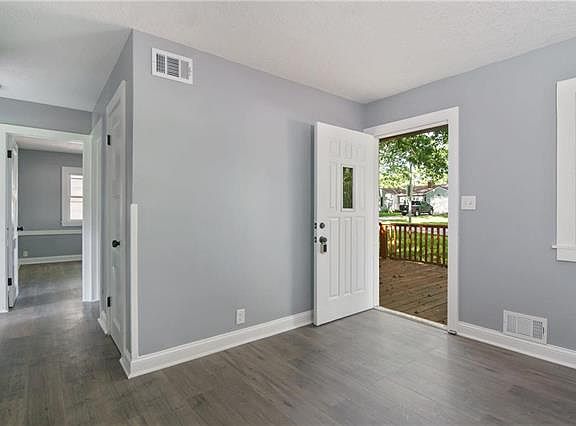 5th image of 6211 Glenwood St
