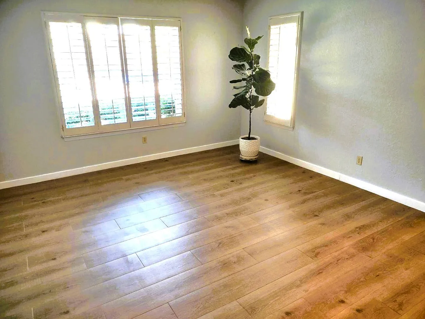 Spacious Golf Course Adjacent Single Level Horizon Home With Refrigerated Air Located In Quiet Ne... — Photo 4