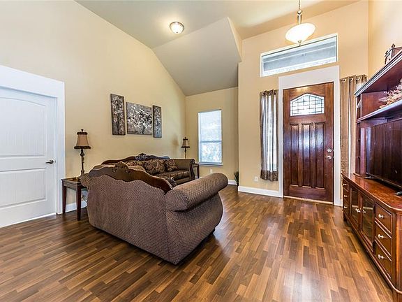 2nd image of 702 Oakwood Dr