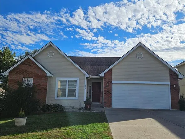 210 Porter Dr, Smithville, MO 64089