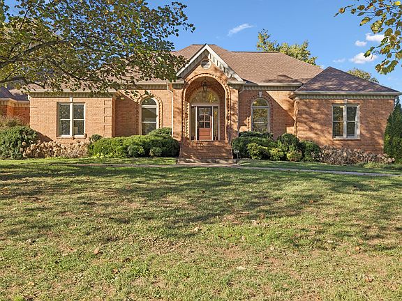 2nd image of 642 Post Oak Cir