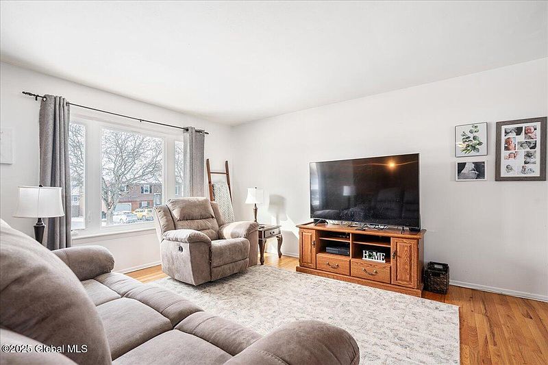 4th image of 16 Meadowlark Drive