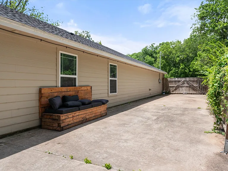 438 Sabine Ave — Photo 9