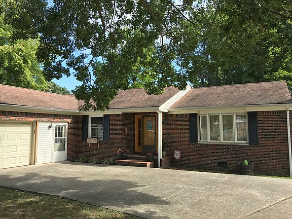 2nd image of 224 W Oak Dr