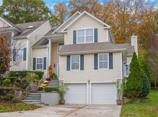 21 Vantage Ct, Port Jefferson, NY 11777