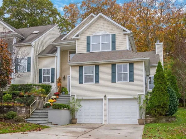 21 Vantage Ct, Port Jefferson, NY 11777