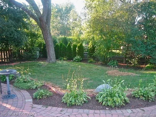 5105 Provincial Dr — Photo 3