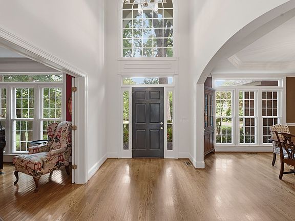5th image of 1076 Wilshire Way