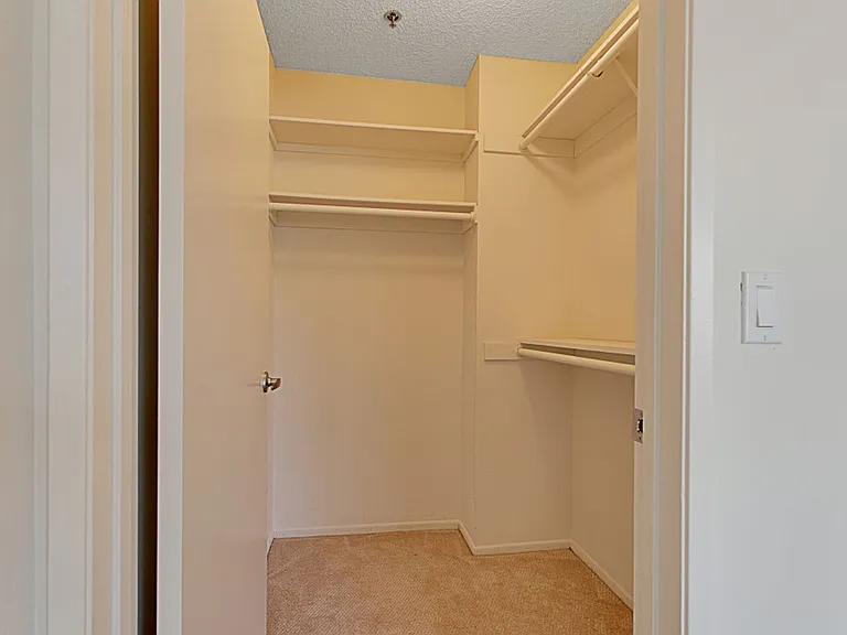 Encino Majestic — Photo 14