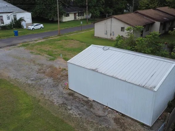 903 E College St, Marion, IL 62959