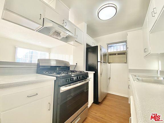 3rd image of 630 N Manhattan Pl #1