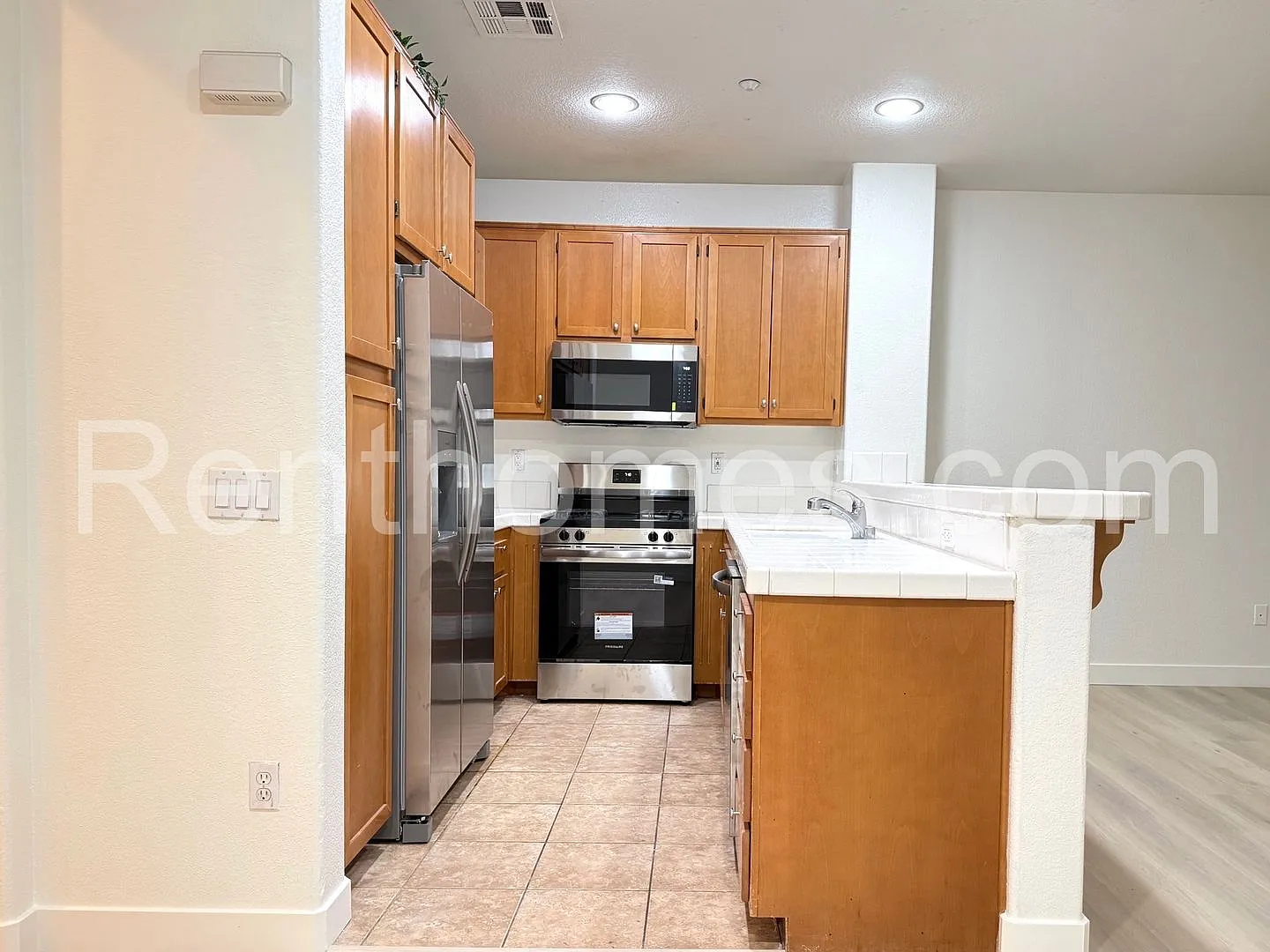 Eastlake, 1603 White Hickory- AC, 2 Car Garage! — Photo 4